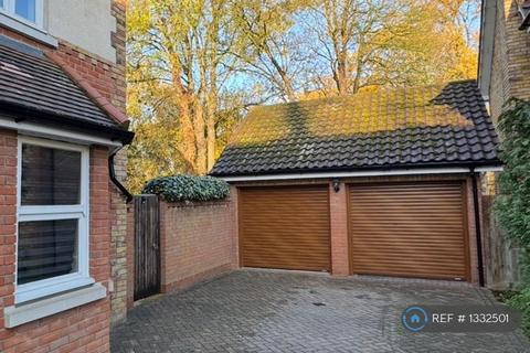4 bedroom detached house to rent, Whitehall Lane, Buckhurst Hill, IG9