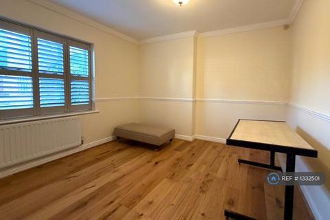 4 bedroom detached house to rent, Whitehall Lane, Buckhurst Hill, IG9