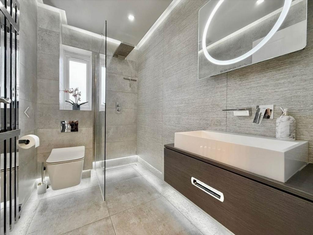 Main bathroom
