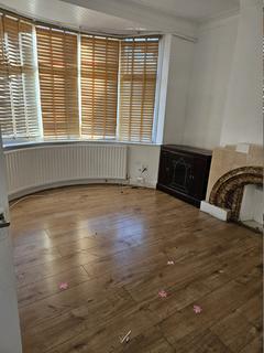 3 bedroom terraced house to rent, Winifred Road, Dagenham RM8