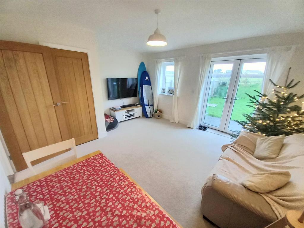 10 Stanley Court L. Room.jpg