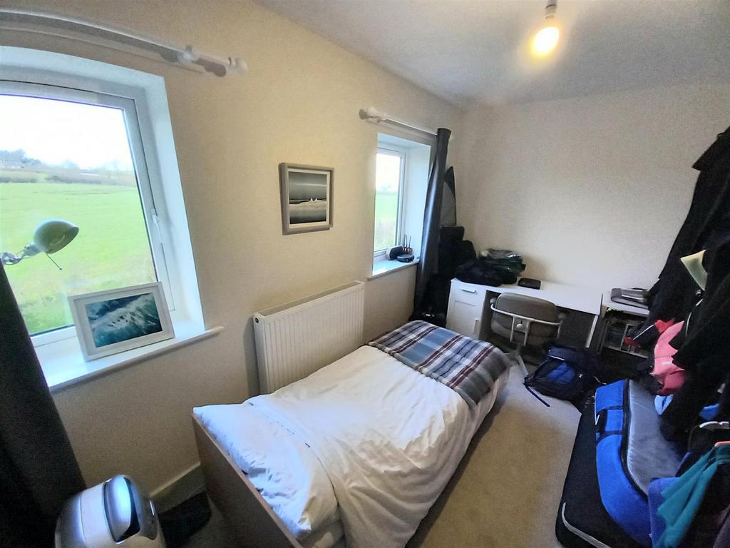 10 Stanley Court Bed 2.jpg