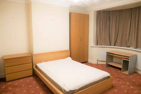 1 bedroom in a house share to rent, High Street, Brentford TW8