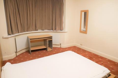 1 bedroom in a house share to rent, High Street, Brentford TW8
