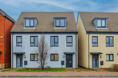 3 bedroom townhouse for sale, Ffordd Y Mileniwm, Barry