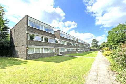 2 bedroom flat to rent, Chichester Court, Chessington Road