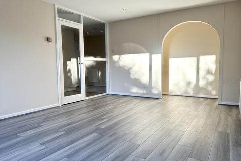 2 bedroom flat to rent, Chichester Court, Chessington Road