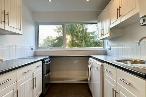 2 bedroom flat to rent, Chichester Court, Chessington Road