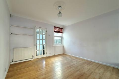 2 bedroom terraced house to rent, Lowestoft Road, Watford, WD24
