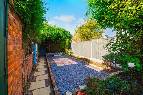 3 bedroom terraced house to rent, Donnington Street, Grimsby, Lincolnshire, DN32