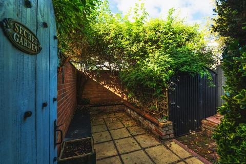 3 bedroom terraced house to rent, Donnington Street, Grimsby, Lincolnshire, DN32