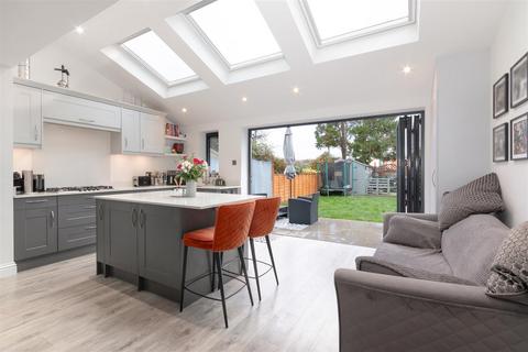 3 bedroom terraced house for sale, Tennyson Avenue, Motspur Park KT3