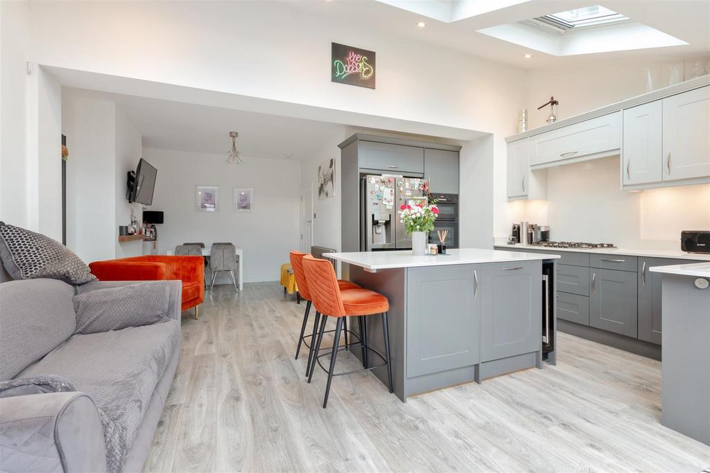 Kitchen &amp; Family Room