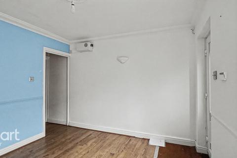 3 bedroom end of terrace house to rent, Chesterman Street, READING