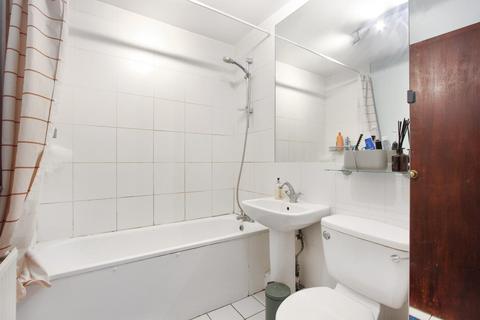 1 bedroom apartment to rent, Gables Close, London