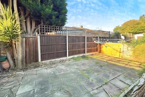 2 bedroom maisonette to rent, Heath Grove, Sunbury-on-Thames, Surrey, TW16