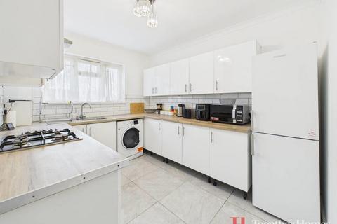 2 bedroom flat for sale, Whalebone Lane South, Dagenham