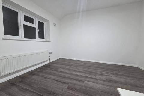 3 bedroom terraced house to rent, Romford RM3