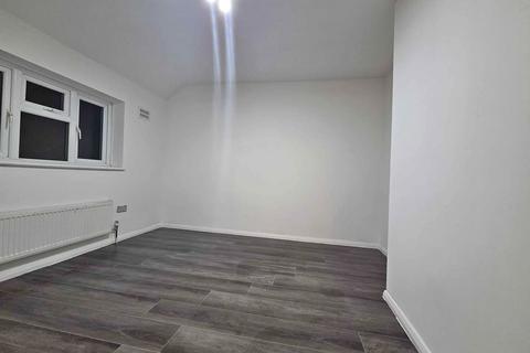 3 bedroom terraced house to rent, Romford RM3