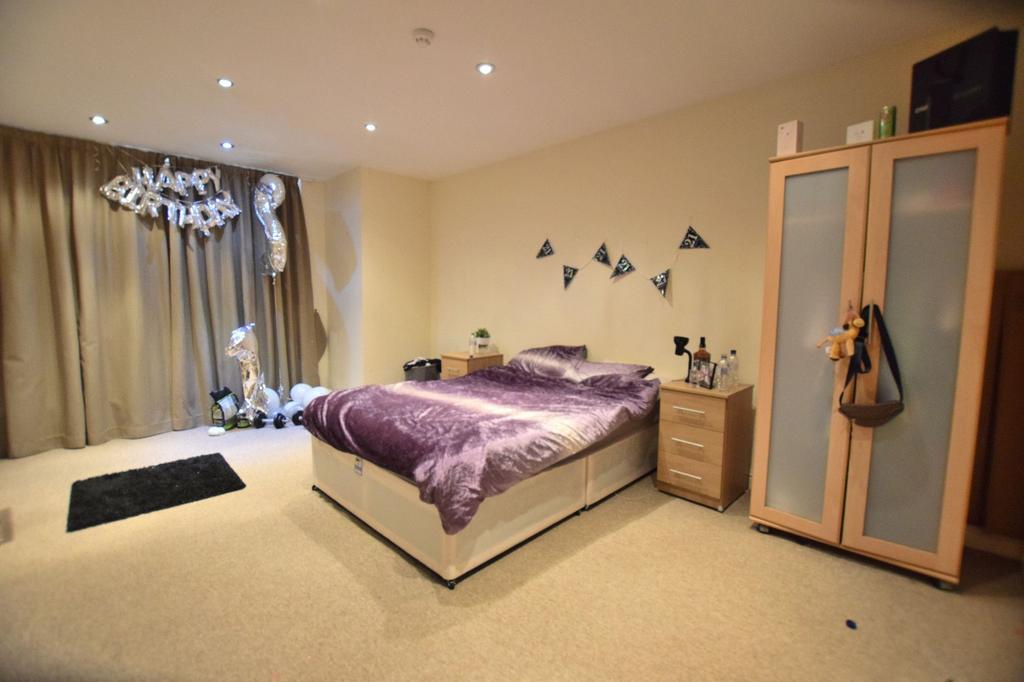 Spacious, well-kept double bedroom with a cosy ...