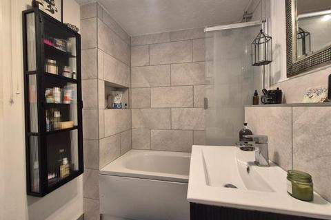 1 bedroom flat for sale, Darwin Court, Gravel Walk, Rochester