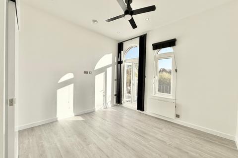 Studio to rent, 59 Canfield Gardens, London NW6