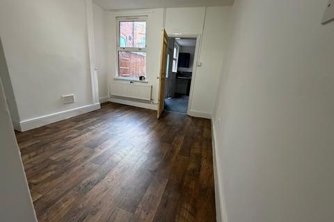 3 bedroom terraced house to rent, Halstead Street, Leicester LE5