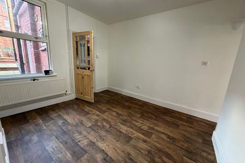3 bedroom terraced house to rent, Halstead Street, Leicester LE5