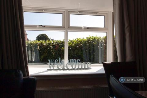 2 bedroom flat to rent, Boulevard Court, Southend On Sea, SS2
