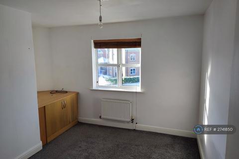 3 bedroom terraced house to rent, Lawnhurst Avenue, Manchester, M23