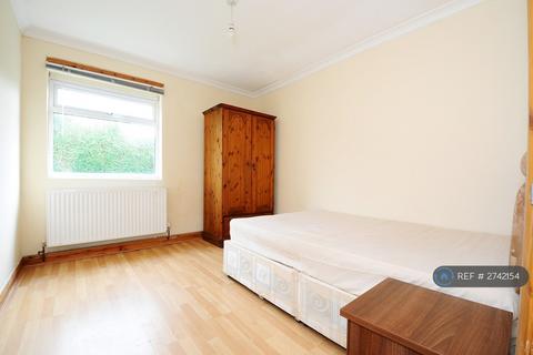 2 bedroom flat to rent, North Finchley, London, N12