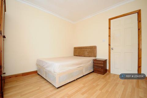 2 bedroom flat to rent, North Finchley, London, N12