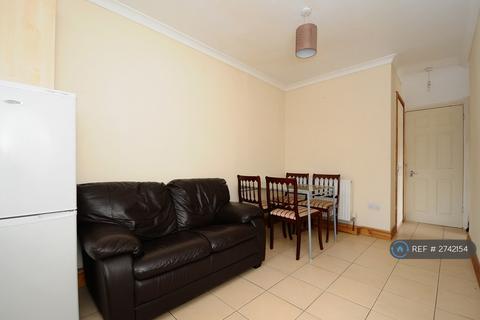 2 bedroom flat to rent, North Finchley, London, N12