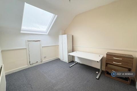3 bedroom flat to rent, Ealing Road, Wembley, HA0