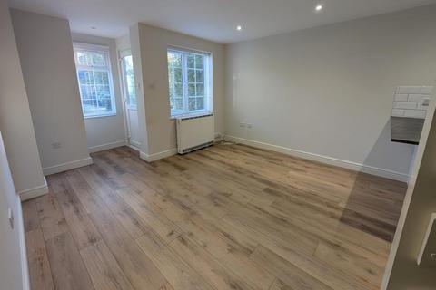 1 bedroom terraced house to rent, St Anns, Woking GU22