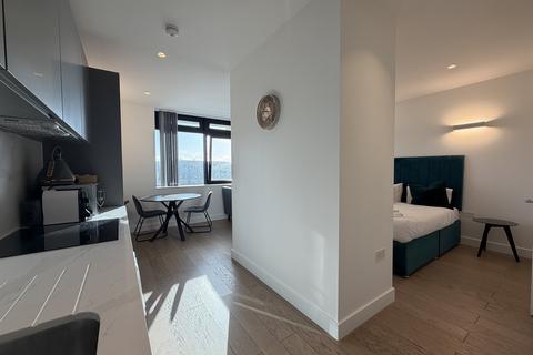 Studio to rent, Harlequin Avenue, Brentford TW8