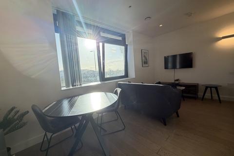 Studio to rent, Harlequin Avenue, Brentford TW8