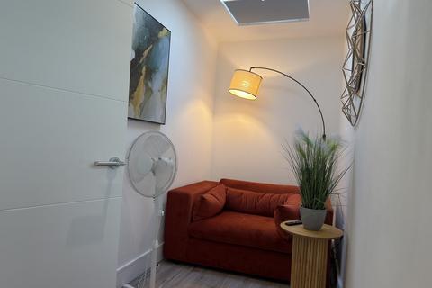 Studio to rent, Harlequin Avenue, Brentford TW8
