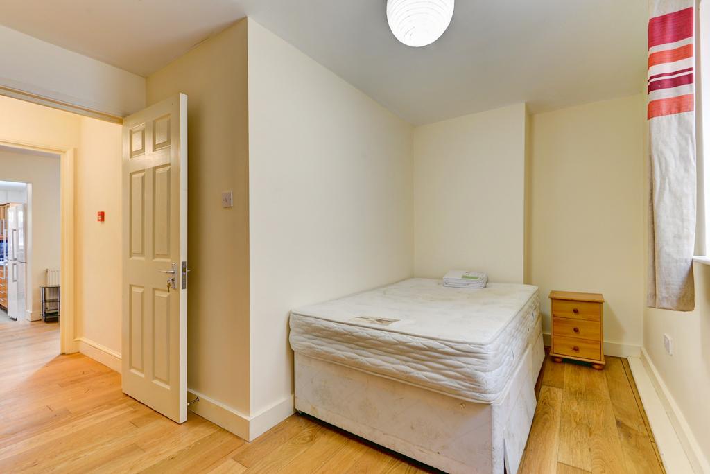 A cozy bedroom featuring a double bed and a bed...