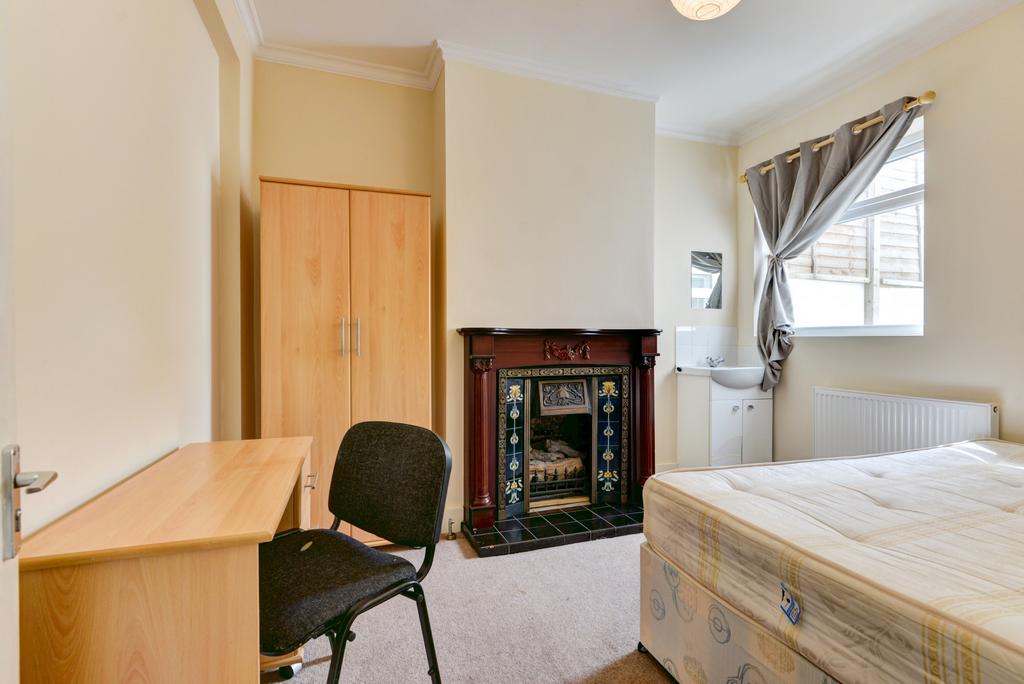 Bright, well-kept double bedroom with a comfort...