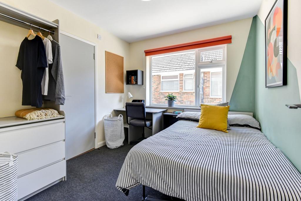 Bright and tidy single bedroom featuring a comf...