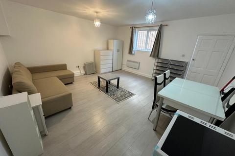 Studio to rent, Green Lanes, London