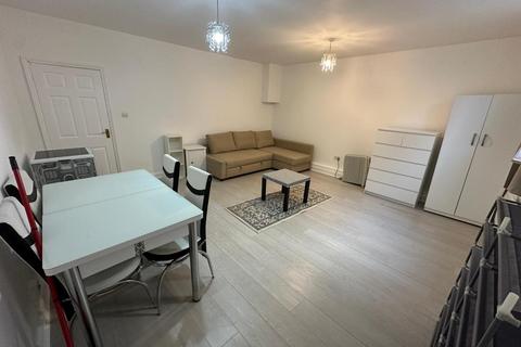 Studio to rent, Green Lanes, London