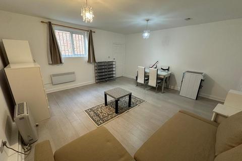 Studio to rent, Green Lanes, London