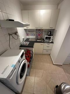 Studio to rent, Green Lanes, London