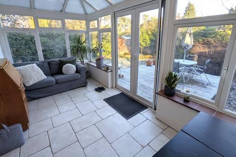 2 bedroom detached house to rent, Pond Road, Woking GU22