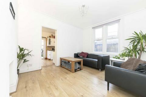 3 bedroom flat to rent, Mantilla Road, London SW17