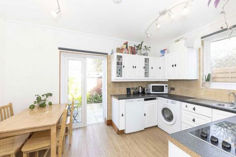 3 bedroom flat to rent, Mantilla Road, London SW17