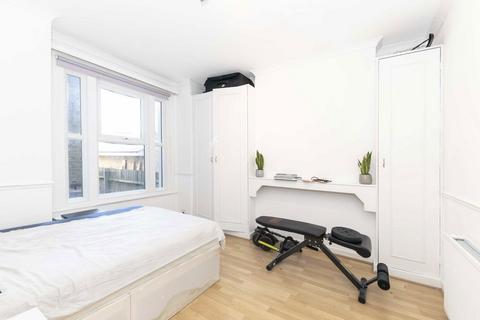 3 bedroom flat to rent, Mantilla Road, London SW17
