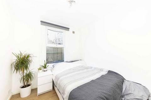 3 bedroom flat to rent, Mantilla Road, London SW17